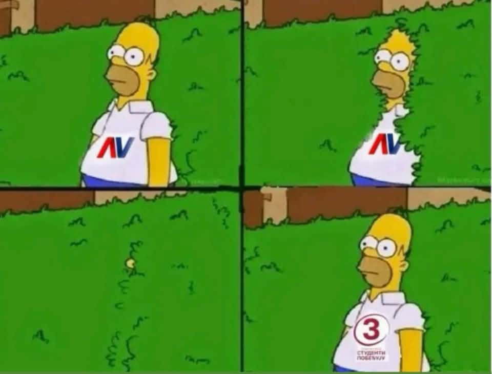 Homer Simpson u majici „AV“ nestaje u žbunu i izlazi iz njega u majici „Studenti pobeđuju“.